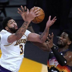 皇冠体育官网-戴维斯42分展现昔日风采，卫冕冠军逐渐回到正轨上