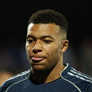 老实人！姆巴佩带伤出战，只为力保阿隆索帅位