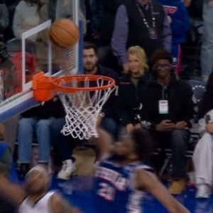 皇冠体育入口-就差一点！布朗反击上篮被恩比德干扰球 掘金领先76人1分